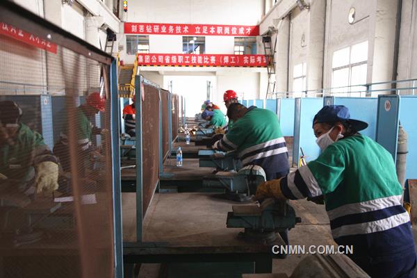 9月2日~3日，由金川集團(tuán)公司主辦、金川集團(tuán)檢修分公司承辦的職工技能大賽焊工、管工實(shí)際操作比賽在檢修分公司培訓(xùn)基地開賽，來自檢修分公司、熱電公司、機(jī)械制造公司、動(dòng)力廠、二礦區(qū)等單位的60余名焊工、管工參加了比賽。此次焊工比賽，內(nèi)容主要涉及電焊、二氧化碳?xì)怏w保護(hù)焊、氣焊等焊接方法，考驗(yàn)了選手多種焊接工藝的基本功和熟練情況；管工比賽內(nèi)容主要涉及彎管扭向三通的展開下料和制作，考驗(yàn)了選手識(shí)圖下料的能力。比賽的前三名將獲得職業(yè)技能等級(jí)晉升的機(jī)會(huì)。