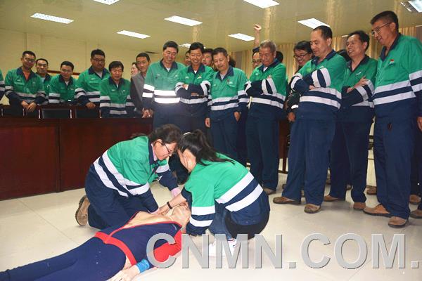 日前，金川集團(tuán)股份有限公司銅冶煉廠開展應(yīng)急器材及事故急救方法培訓(xùn)，分批次對管理、調(diào)度、維修和工程技術(shù)人員以及涉有毒有害氣體崗位操作、關(guān)鍵要害崗位控制室人員等280余人進(jìn)行了培訓(xùn)。