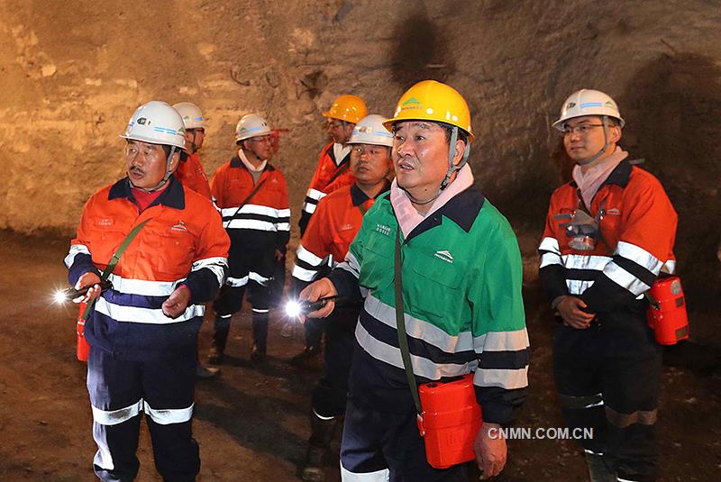 當鎳礦在甘肅的戈壁灘上被發現之后，來自全國各地的數千名工程技術專家、工人、民兵、解放軍匯聚于此，采礦煉鎳。與此同時，他們也在這茫茫戈壁灘上建起了一座工礦城市。那是一代人激情燃燒的歲月，凝聚成了創業者、奮斗者、開拓者的奮進精神。